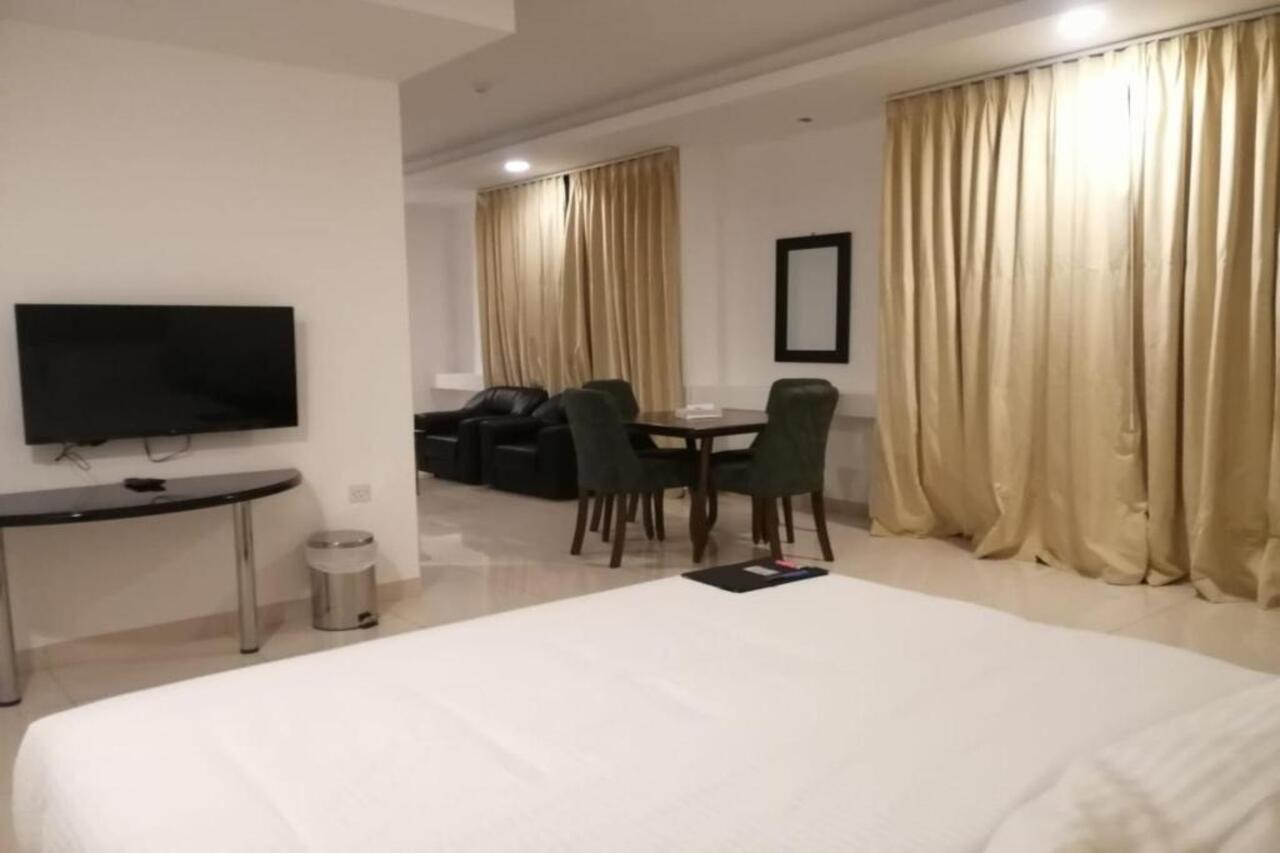 Parkside Plaza Muscat Hotel Екстериор снимка