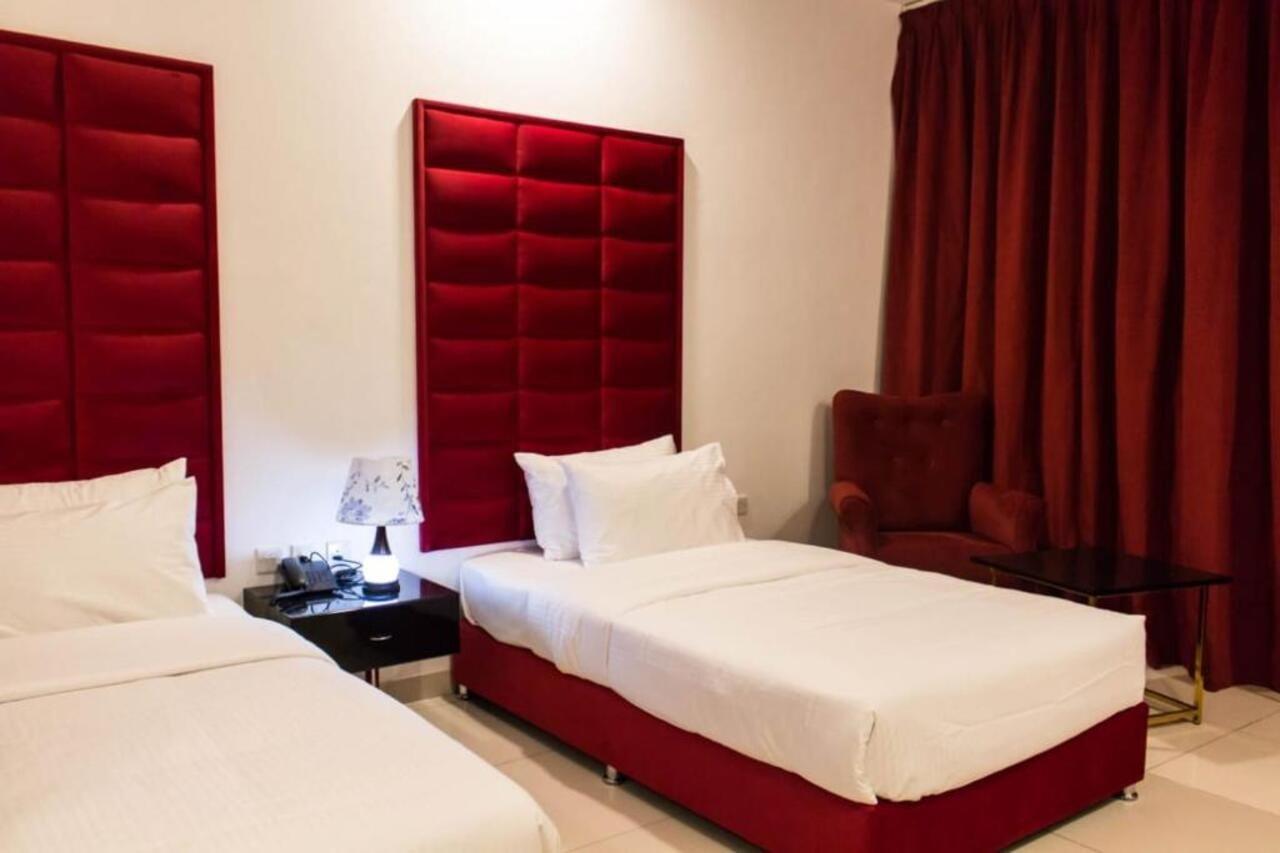 Parkside Plaza Muscat Hotel Екстериор снимка