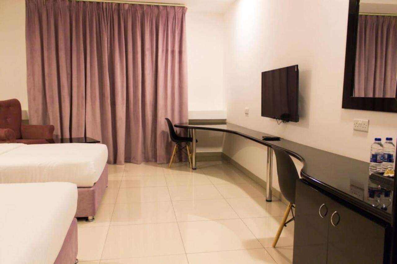 Parkside Plaza Muscat Hotel Екстериор снимка