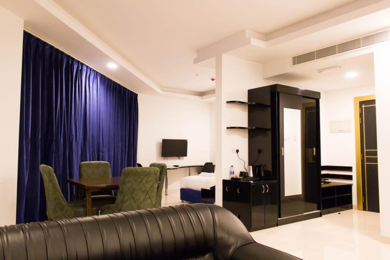 Parkside Plaza Muscat Hotel Екстериор снимка